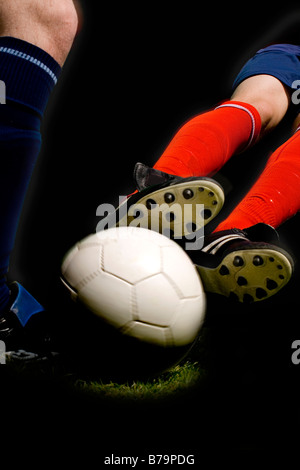 Zwei footed Herausforderung auf ein Fußball-vielfarbig. Eine "rote Karte"-Herausforderung Stockfoto