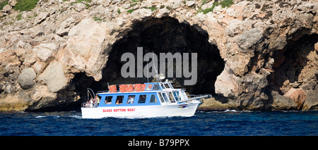 Touristenboot Glas im seichten Wasser Stockfoto