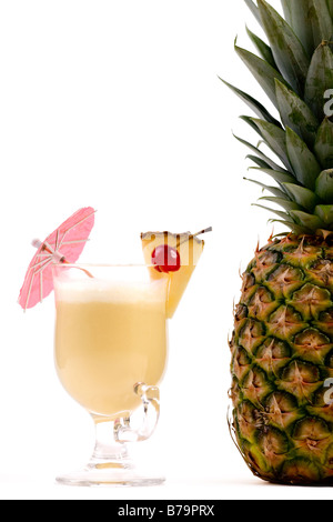 Pina Colada Cocktail isoliert auf weiss Stockfoto