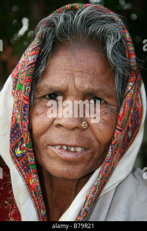 Eine ältere Frau mit bunten Kopftuch vor ihrem Haus im Dorf Mocha, Madhya Pradesh, Indien Stockfoto