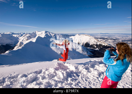 Touristen vergnügen sich im Schnee auf Kasprowy Wierch Zakopane Tatra Gebirge Podhale Region Polen Stockfoto