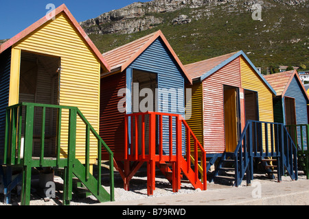 farbenfrohen viktorianischen Stil Strandhütten auf St James Pool Strand in der Nähe von Simonstown südlichen Halbinsel in Südafrika Stockfoto