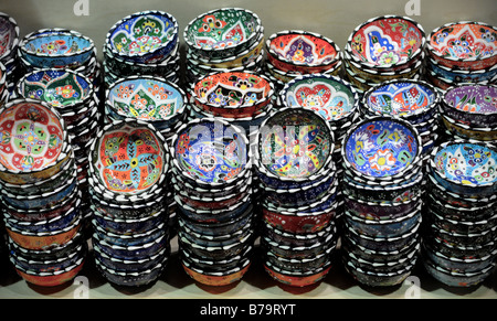 Kleine bunte handgemalte Gerichte in einem lokalen Markt im Bereich atmosphärische Sultanahmet Istanbul, Türkei zu verkaufen. Stockfoto