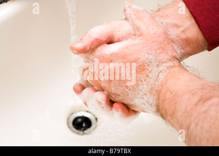 Ein Mann seine Hände waschen Stockfoto