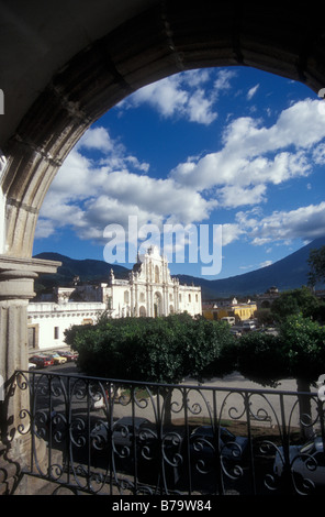 Die Plaza de Armas und die Kathedrale der spanischen Kolonialstadt Antigua, Guatemala Stockfoto