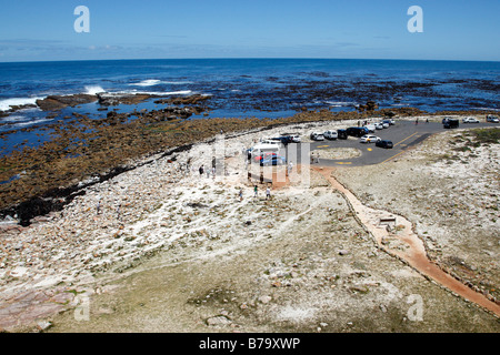 Blick hinunter auf den Parkplatz und Touristen am Kap der guten Hoffnung in Südafrika Stockfoto