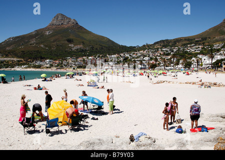 Blick auf den Strand von Camps Bay mit Löwen Kopf Felsen im Hintergrund-Cape Town-Südafrika Stockfoto