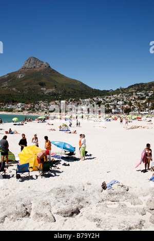 Blick auf den Strand von Camps Bay mit Löwen Kopf Felsen im Hintergrund-Cape Town-Südafrika Stockfoto