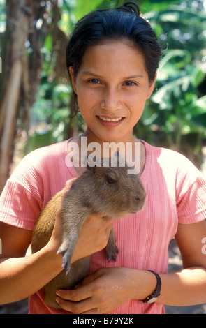 Mädchen mit Hamster im Dorf in der Nähe von Iquitos Loreto Maynas Provinz Amazonas peru Stockfoto