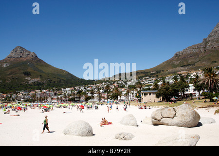 Blick auf den Strand von Camps Bay mit Löwen Kopf Felsen im Hintergrund-Cape Town-Südafrika Stockfoto