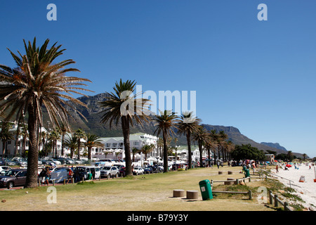 Blick entlang der Victoria Straße der Hauptroute entlang der Strand-Camps Bay-Kapstadt-Südafrika Stockfoto