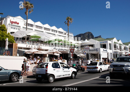 Blick entlang der Victoria Straße der Hauptroute entlang der Strand-Camps Bay-Kapstadt-Südafrika Stockfoto