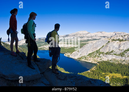 Bergsteiger im Bereich Nordwesten Strebepfeiler der Tenaya Peak Tuolumne Meadows Yosemite National Park in Kalifornien Stockfoto