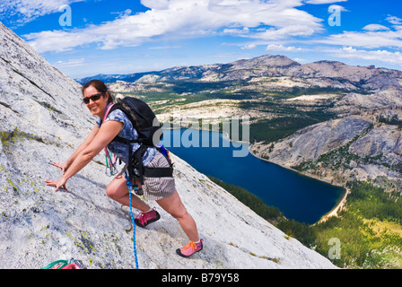 Bergsteiger im Bereich Nordwesten Strebepfeiler der Tenaya Peak Tuolumne Meadows Yosemite National Park in Kalifornien Stockfoto