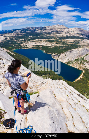 Kletterer mit einem Radio im Bereich Nordwesten Strebepfeiler der Tenaya Peak Tuolumne Meadows Yosemite National Park in Kalifornien Stockfoto