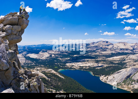 Bergsteiger auf dem Gipfel des Tenaya Peak Tuolumne Meadows Bereich Yosemite National Park in Kalifornien Stockfoto