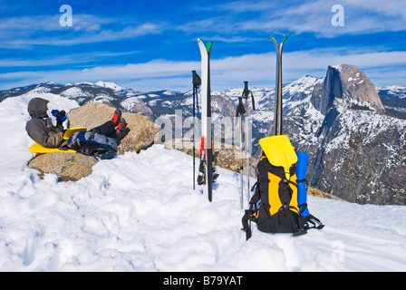 Backcountry Skifahrer und Half Dome vom Glacier Point Yosemite Nationalpark, Kalifornien Stockfoto