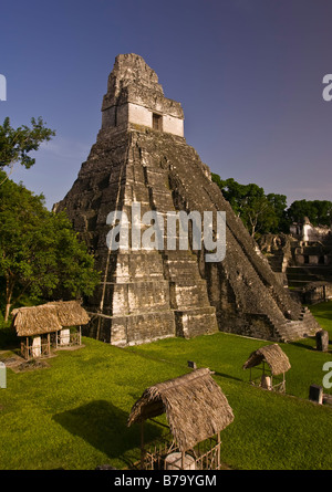 TIKAL, GUATEMALA - Tempel I, der Tempel des Jaguars, bei den Maya-Ruinen von Tikal in El Petén Abteilung liegt. Stockfoto