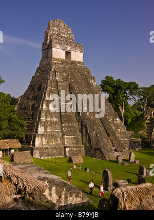 TIKAL, GUATEMALA - Tempel I, der Tempel des Jaguars, bei den Maya-Ruinen von Tikal in El Petén Abteilung liegt. Stockfoto