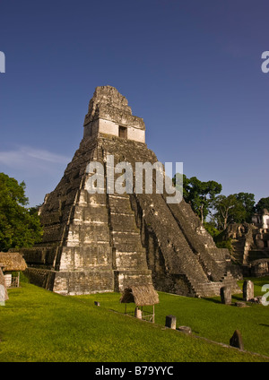 TIKAL, GUATEMALA - Tempel I, der Tempel des Jaguars, bei den Maya-Ruinen von Tikal in El Petén Abteilung liegt. Stockfoto