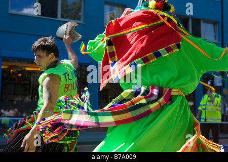 Karneval-Darsteller Tanz auf der Straße in London, England Stockfoto