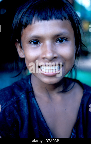 Mädchen im Dorf in der Nähe von Iquitos Loreto Maynas Provinz Amazonas peru Stockfoto