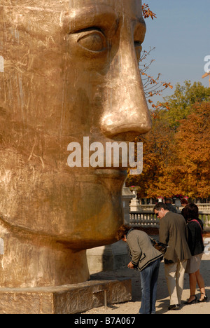 Riesigen goldenen Kopf im Jardin du Luxembourg in Paris, Frankreich, Europa Stockfoto