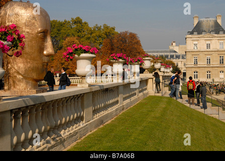 Riesigen goldenen Kopf im Jardin du Luxembourg in Paris, Frankreich, Europa Stockfoto