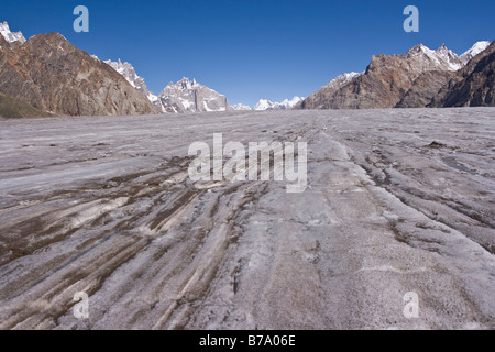 Granit Mountain Türme mit Schnee auf den Biafo Gletscher im Karakorum-Himalaya-Gebirge in Pakistan Stockfoto