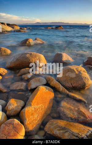 HDR-Tonemapped-Felsen und bewegtes Wasser bei Sonnenuntergang am Ostufer des Lake Tahoe in Nevada Stockfoto