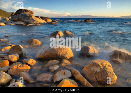 HDR-Tonemapped-Felsen und bewegtes Wasser bei Sonnenuntergang am Ostufer des Lake Tahoe in Nevada Stockfoto