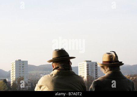 Altes Ehepaar, Blick auf Häuser Stockfoto