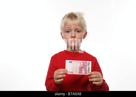 Traurige junge hält einen 10 Euro-Schein Stockfoto