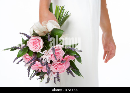 Braut hält Blumenstrauss rosa Stockfoto