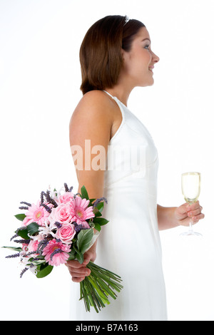 Porträt der Braut hält Blumenstrauss und Weinglas Stockfoto
