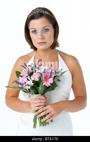 Bride Holding Bouquet und Weinen Stockfoto