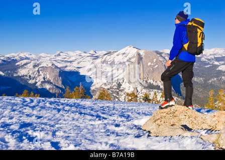 Backcountry Skifahrer und Half Dome vom Gipfel des Sentinel Dome Yosemite National Park in Kalifornien Stockfoto