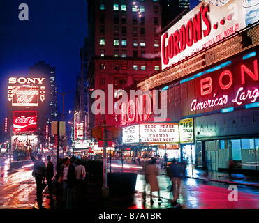 Times Square in New York City an einem regnerischen Abend digital verändert Stockfoto