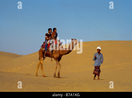 Thar-Wüste Indien Sanddünen am Sam Familie auf Kamel Stockfoto