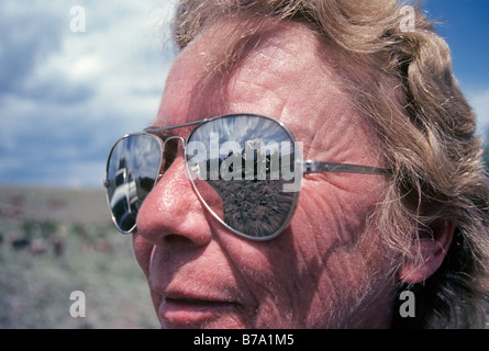 USA COLORADO A Planwagen von einem Viehtrieb spiegelt sich in der Sonnenbrille von der ältere Rinder Ranch Besitzer Stockfoto