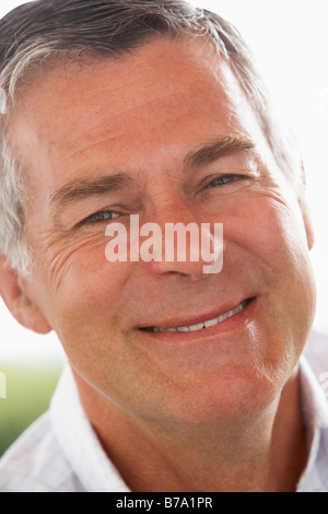 Porträt des mittleren Alter Mann lächelnd in die Kamera Stockfoto