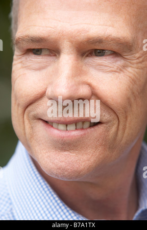 Porträt des mittleren Alter Mann glücklich lächelnd Stockfoto
