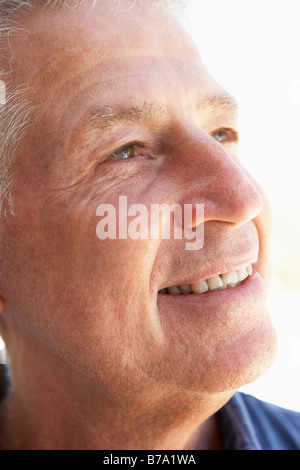 Porträt des mittleren Alter Mann glücklich lächelnd Stockfoto