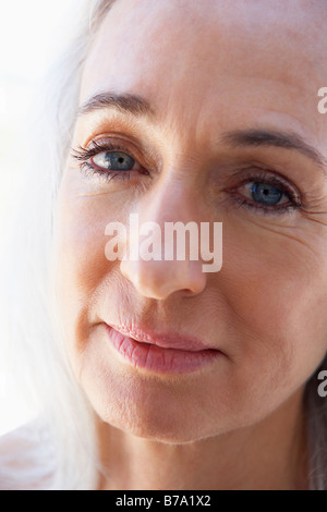 Porträt von Senior Frau schaut in die Kamera Stockfoto