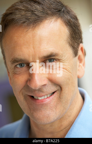 Porträt des mittleren Alter Mann lächelnd in die Kamera Stockfoto