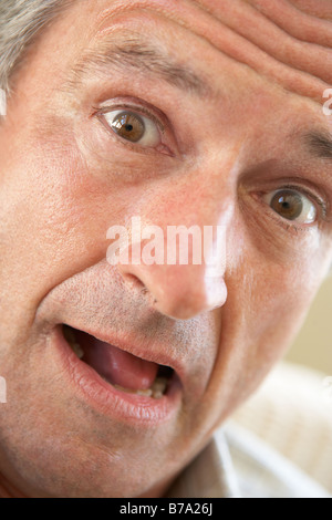 Portrait Of Senior Man Blick in die Kamera In der Überraschung Stockfoto