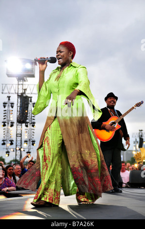 Suzanna Owiyo führt auf der Bühne in London Stockfoto