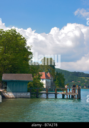 Zwei Fischer am Steg, Boot Duingt, See von Annecy, Haute Savoie, Frankreich. Stockfoto