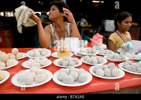 Amazon River Schildkröteneier zum Verkauf Bellavista, Nanay Markt Iquitos peruanischen Amazonas Peru Stockfoto