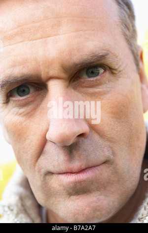 Applying Mann sah ängstlich Stockfoto